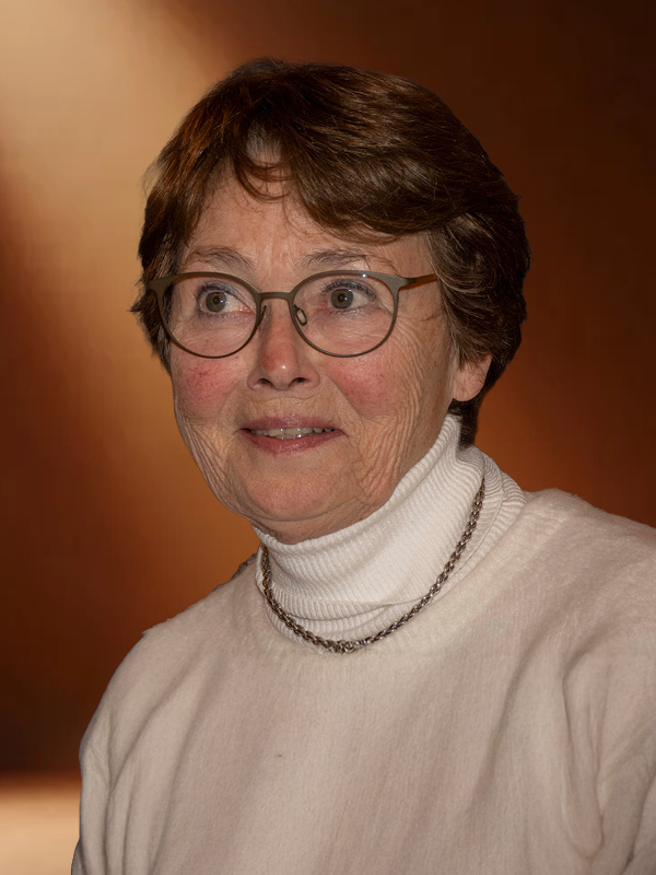   <strong style="color: #382133;">Angela van Tol</strong>